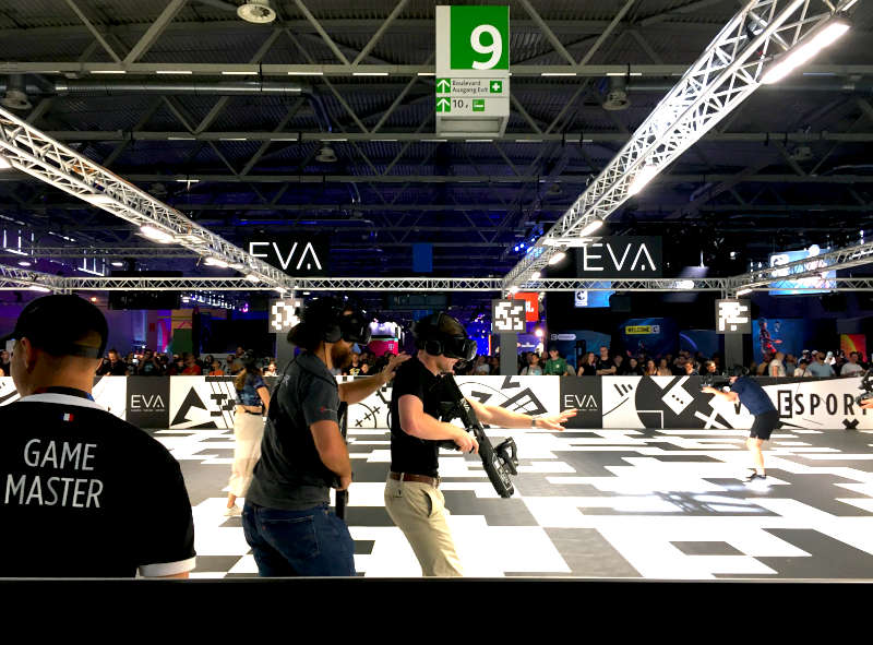 VR-Arena mit Spielern