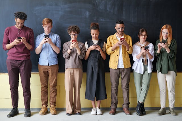 Leute mit Smartphone in Schule