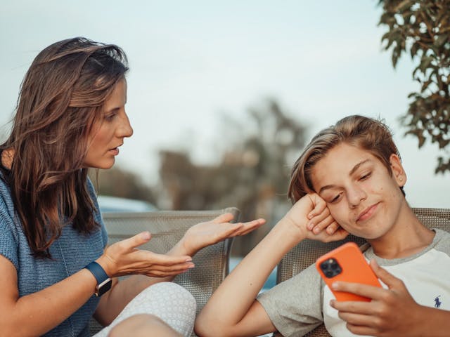 pexels-kindelmedia-8550835 Freundinnen